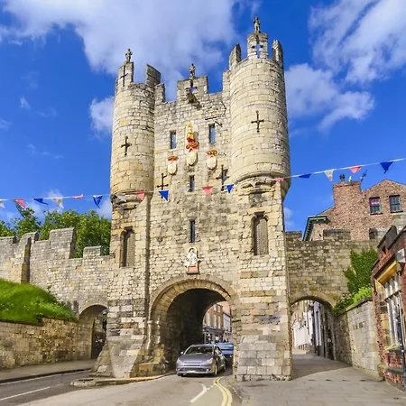 Charming Base For 5 Guests Near Bishy Rd In - Pass The Keys Lägenhet