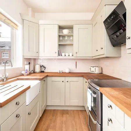 Charming Base For 5 Guests Near Bishy Rd In - Pass The Keys Nyaraló