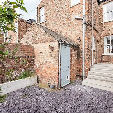 Charming Base For 5 Near Bishy Rd Pass The Keys Apartment York