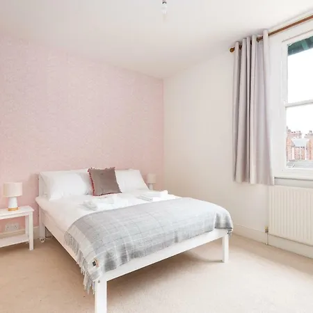 Charming Base For 5 Guests Near Bishy Rd In - Pass The Keys