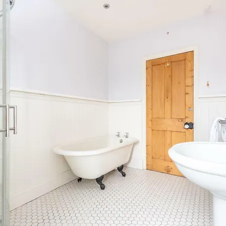 Lägenhet Charming Base For 5 Guests Near Bishy Rd In - Pass The Keys