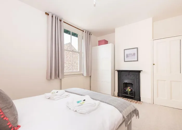 Appartamento Charming Base For 5 Guests Near Bishy Rd In - Pass The Keys