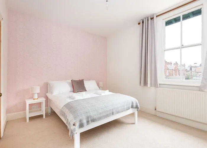 Charming Base For 5 Guests Near Bishy Rd In - Pass The Keys