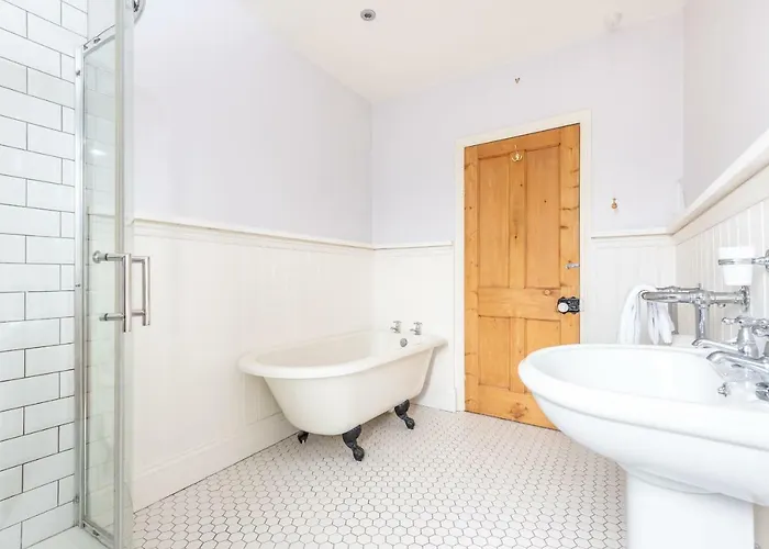 Appartamento Charming Base For 5 Guests Near Bishy Rd In - Pass The Keys